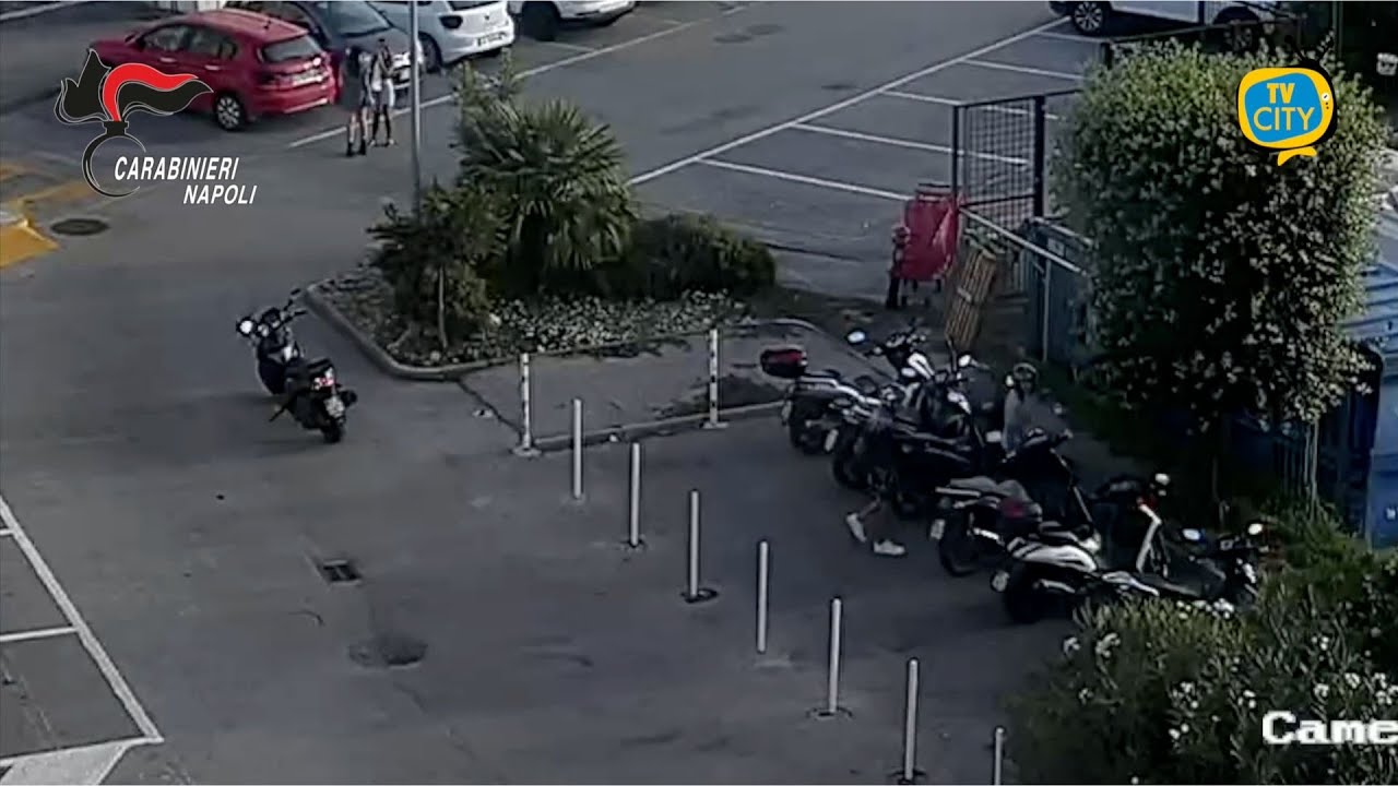 Furti di scooter nel centro commerciale, 2 persone arrestate