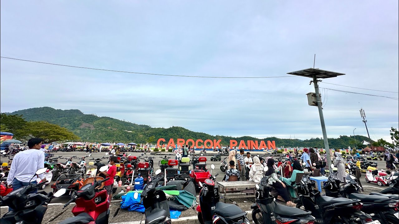 Suasana di Pantai Carocok Painan Hari Pertama Lebaran 2025