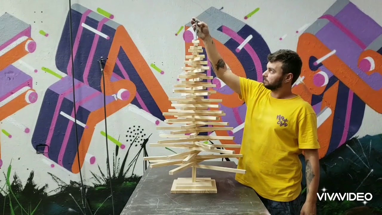Aprenda a montar uma árvore de natal de madeira.