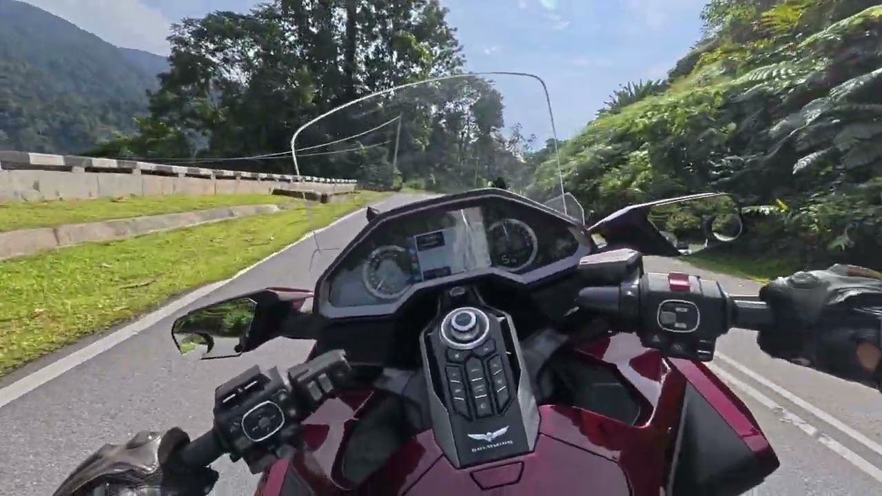 Honda Goldwing DCT Tour : POV on B roads & Mountain Pass