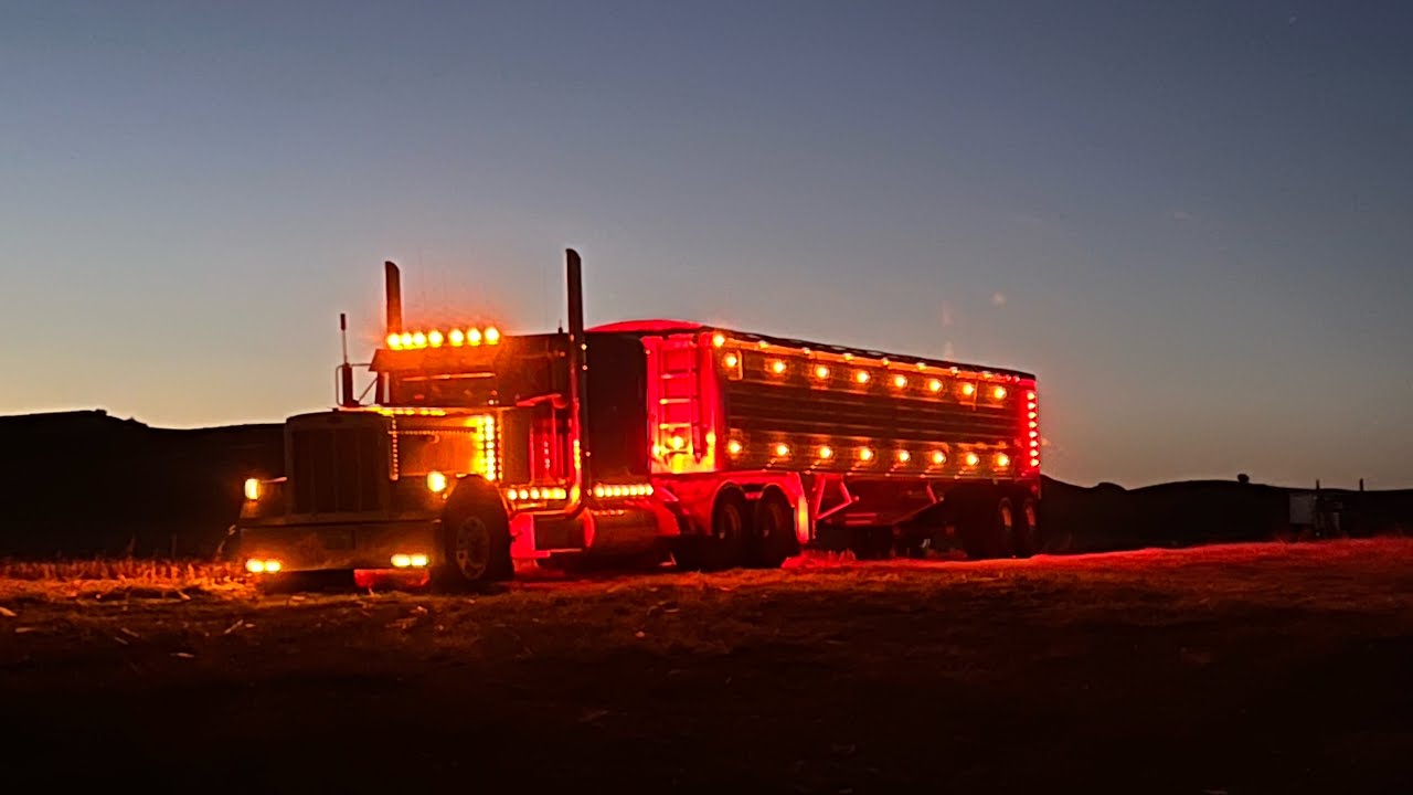 Night ride in a Peterbilt 379… straight pipes, jakes …ASMR