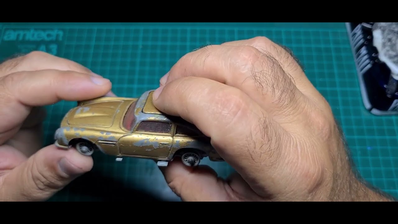 restoration of Aston Martin ( corgi James Bond )