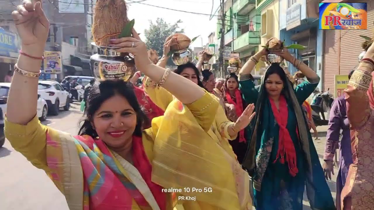 कलश यात्रा में मंत्रमुग्ध होकर झुमकर नाची महिलाएं