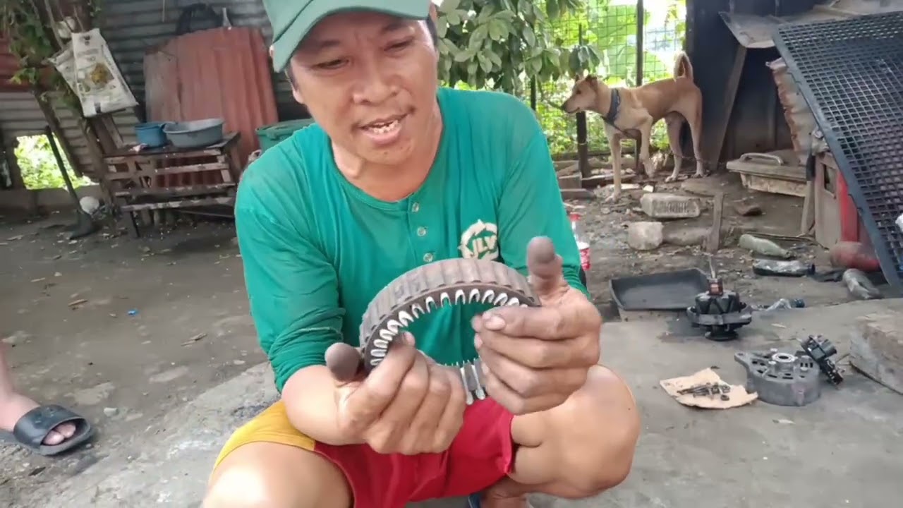 Nanood at Natuwa si sir sa pag rewind ng Alternator para daw sinuklayan 😁😁😁