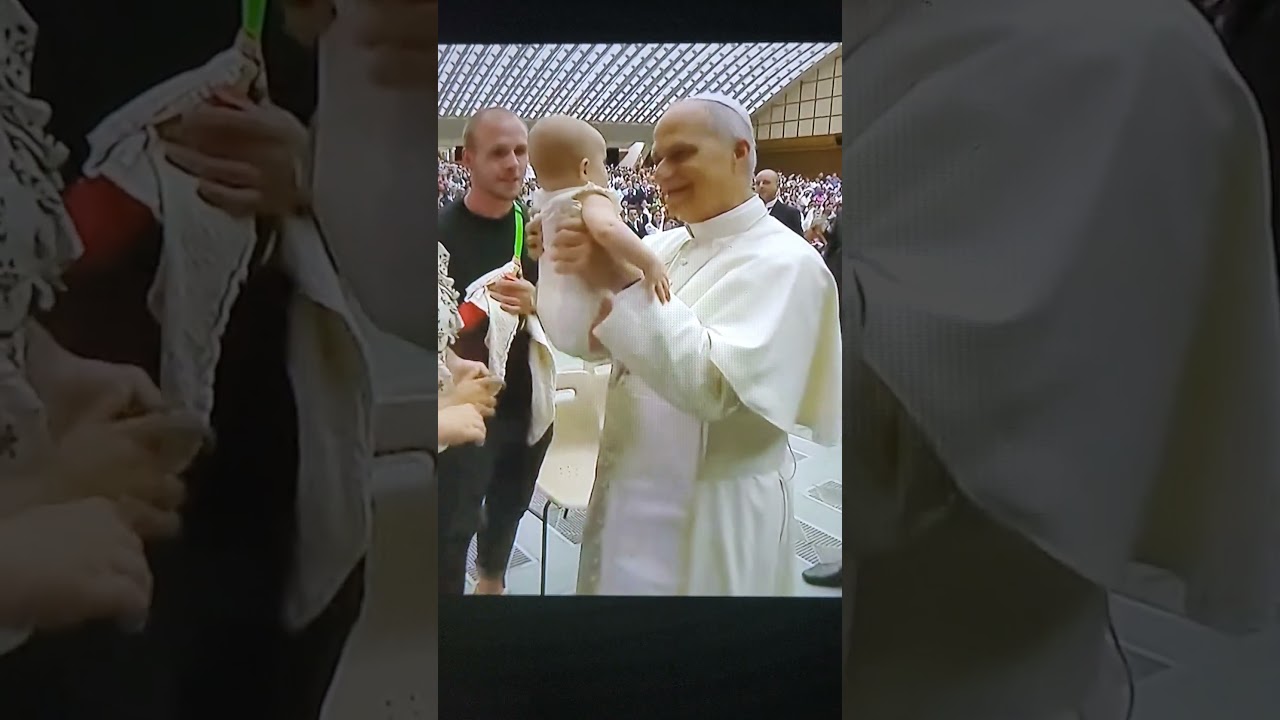 Bebe no quiere dejar ir al Papa León XIV. (comparte)