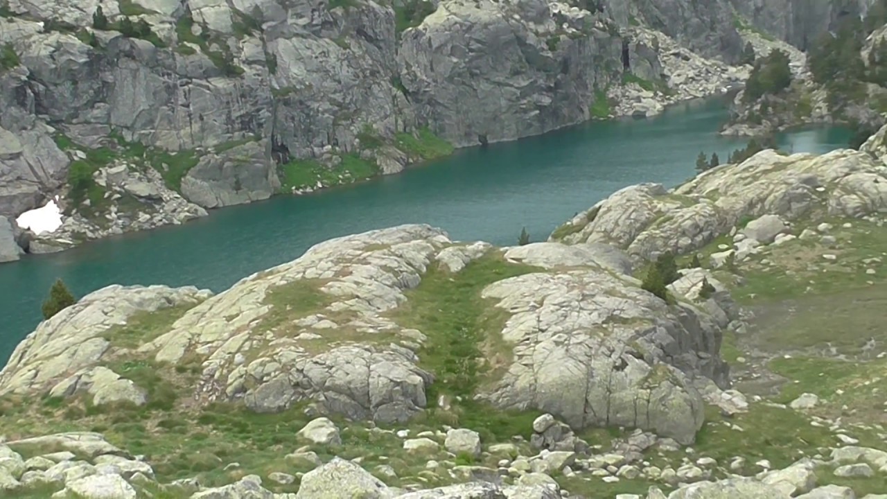 Estany negre i Refugi Ventosa i Calvell (2.220 m)