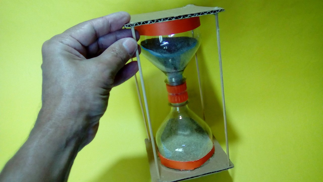 Como fazer uma ampulheta e rel&oacute;gio de areia com garrafa pl&aacute;stica e materiais recicl&aacute;veis | DIY Maker