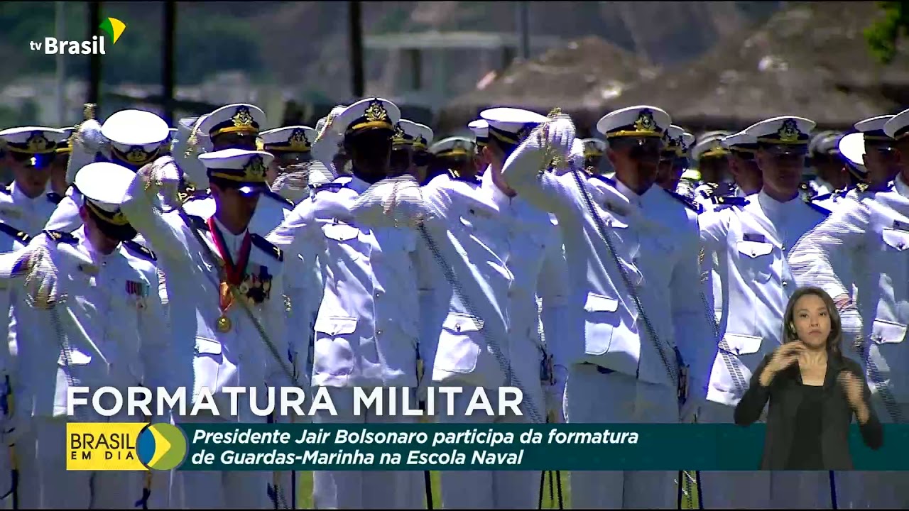 Presidente Jair Bolsonaro participa da formatura de Guardas-Marinha na Escola Naval