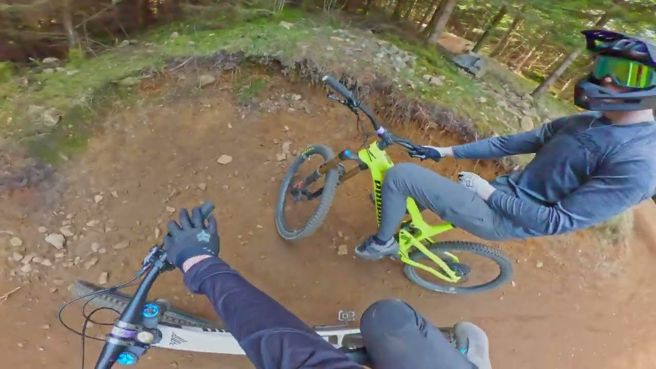 Hectic Laps at Vallåsen Bike Park - CRASH