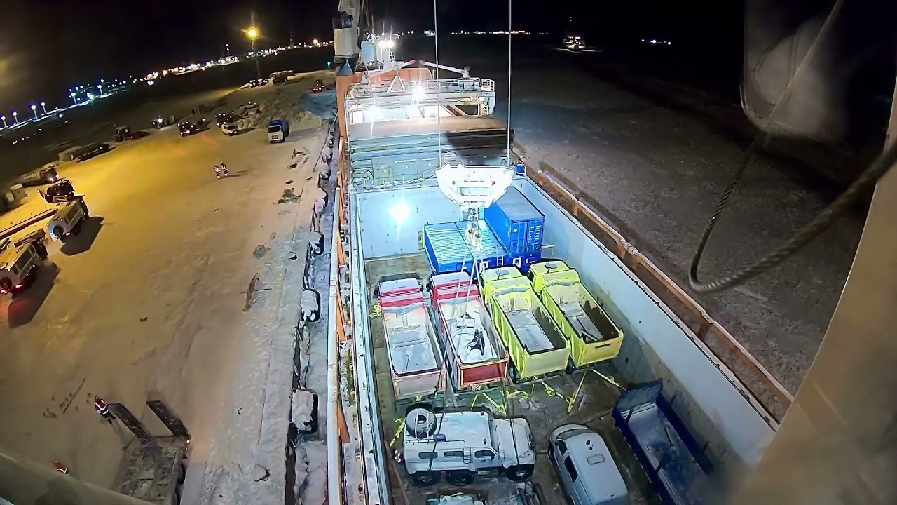 Арктика. Выгрузка в порту. Работа судового крана. Heavy lift. Liebherr.