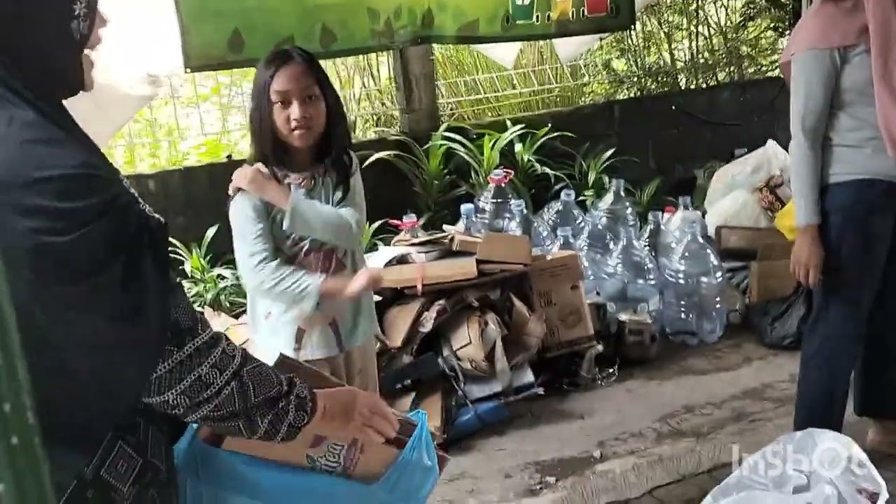 Kegiatan Bank Sampah Mentari 10 di RW 10 Kampung Jogokariyan Yogyakarta Indonesia.