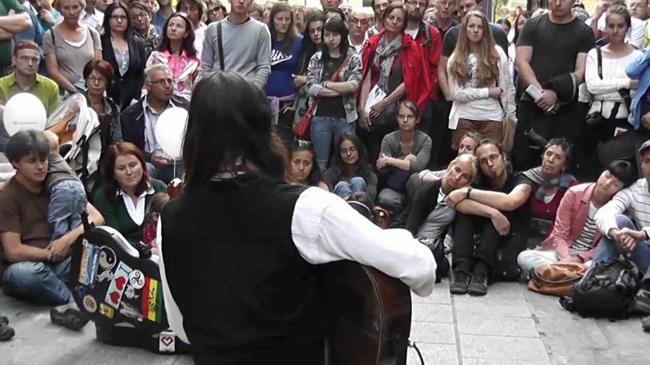 Estas Tonne performing at the Pflasterspektakel in Linz