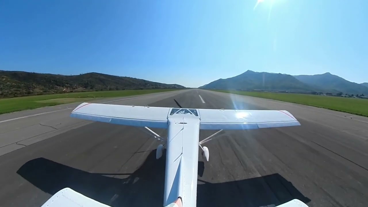 Atterraggio a Riviera Airport, Albenga.