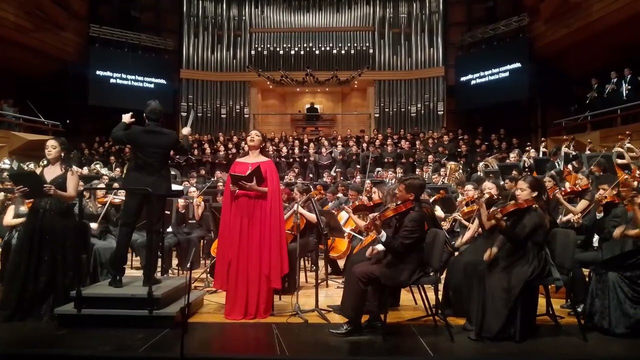 Hilda gil concierto con coro 