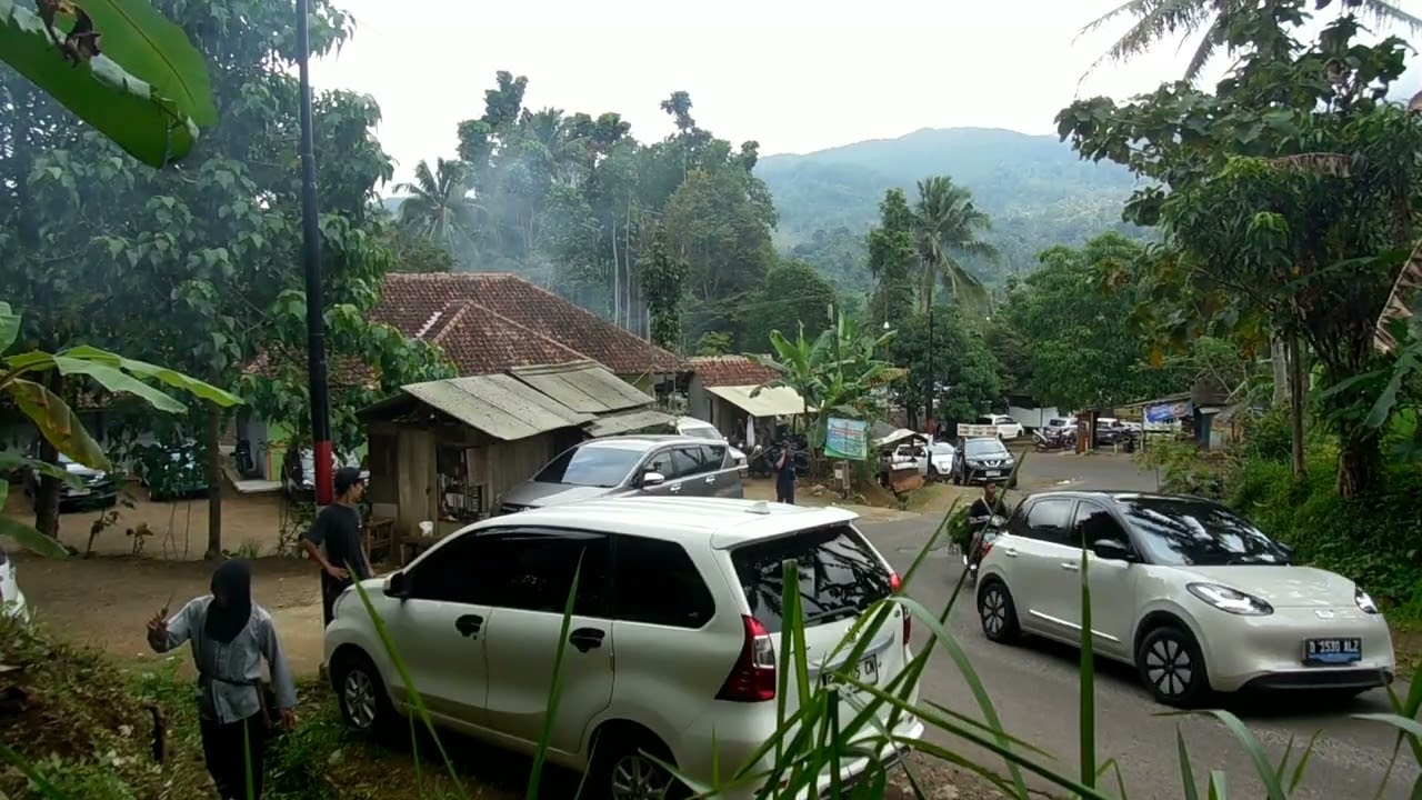 Situasi lalulintas di area parkiran RM Pengkolan Jati #wisatakuliner #pengkolansalikur#pedesaan 