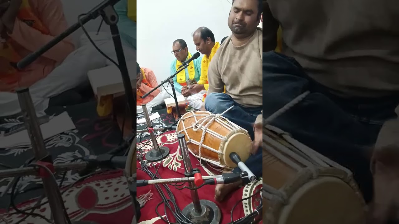 सीधी जिले की बघेली तर्ज पर जोरदार भजन की प्रस्तुति। कृपया चैनल को लाइक और सब्सक्राइब  करें।।