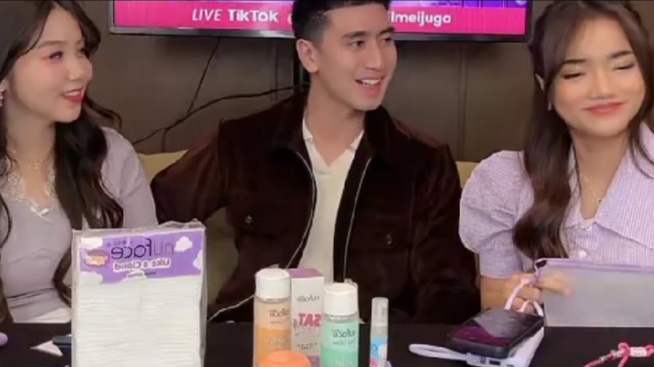 Fuji kedatangan farrel bramastha,tatapanya tajam banget.