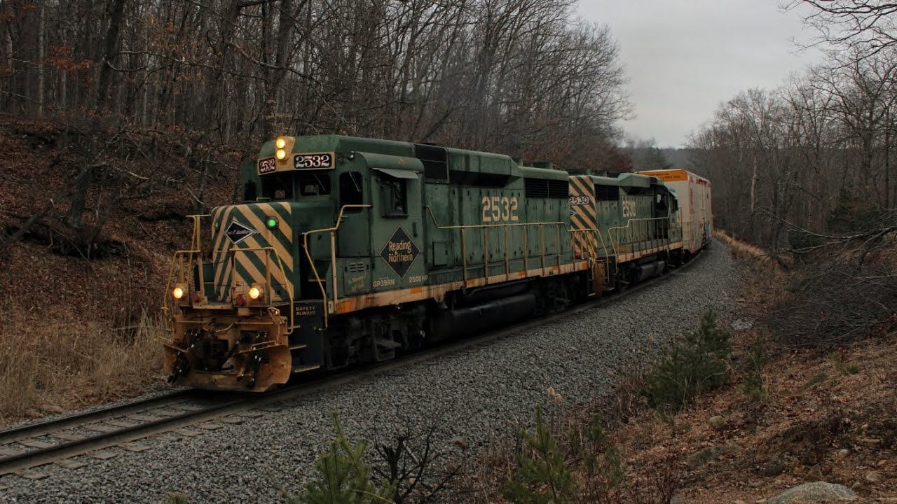 Chasing the R&N PNFF with a GP30 duo!