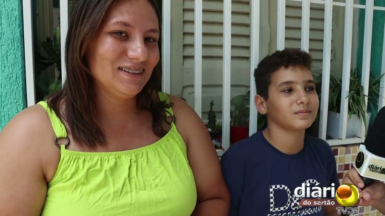 Após repercussão da TV Diário do Sertão, garoto que acertou Mega da Virada ganha celular