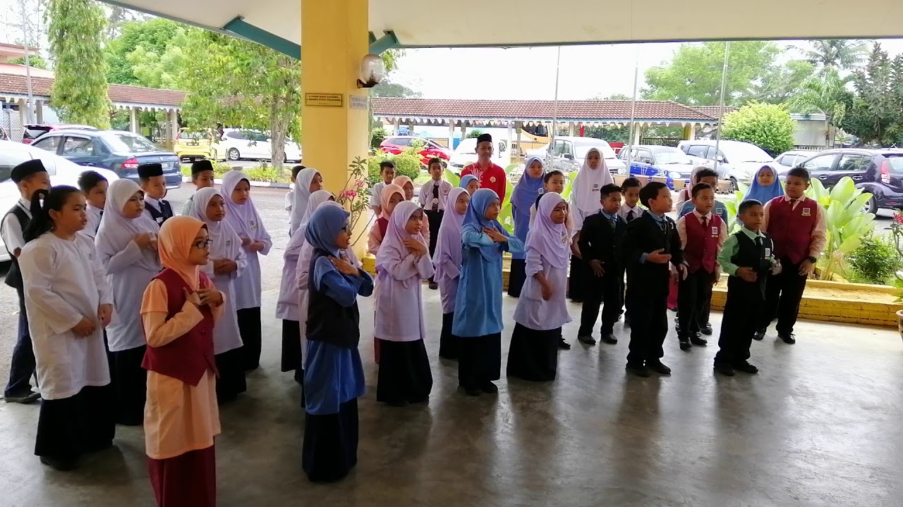 Welcome Song by 3 Mujahid Sk Paka II, welcoming the visitors from SK Jengka 9, Pahang