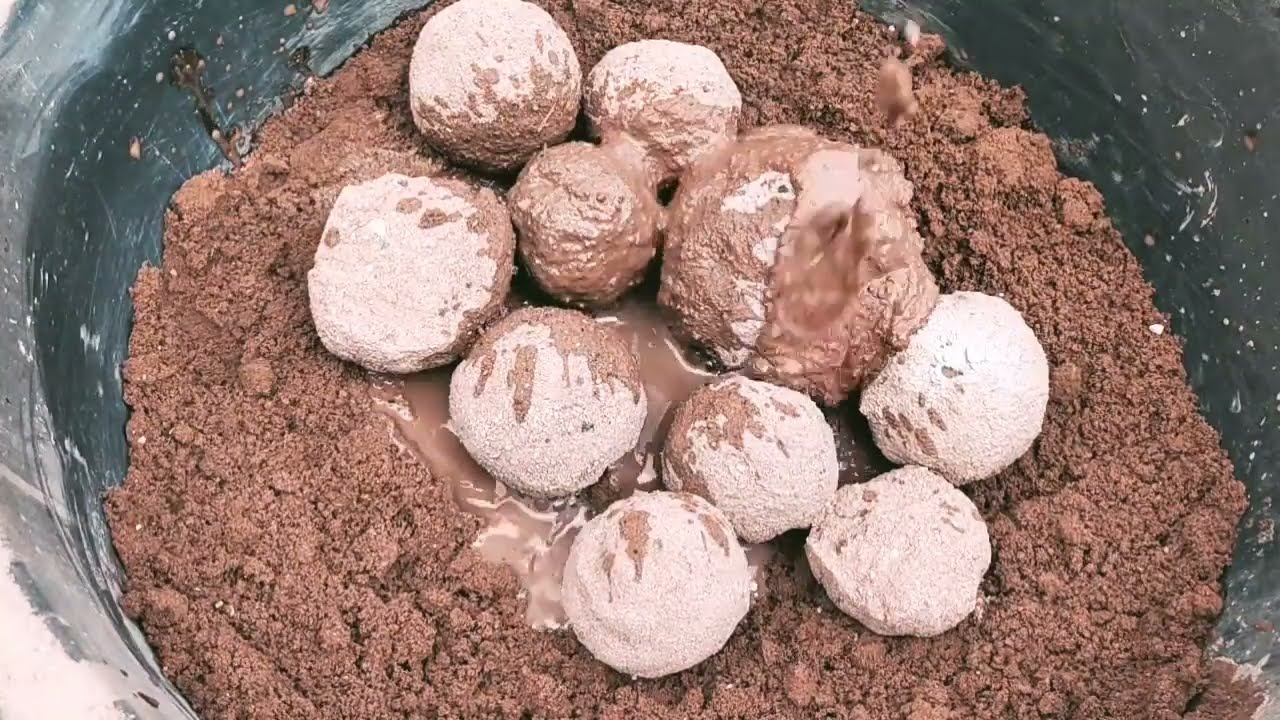 Asmr - gritty dusty 🌪️ red dirt crumbling dry and water 💦