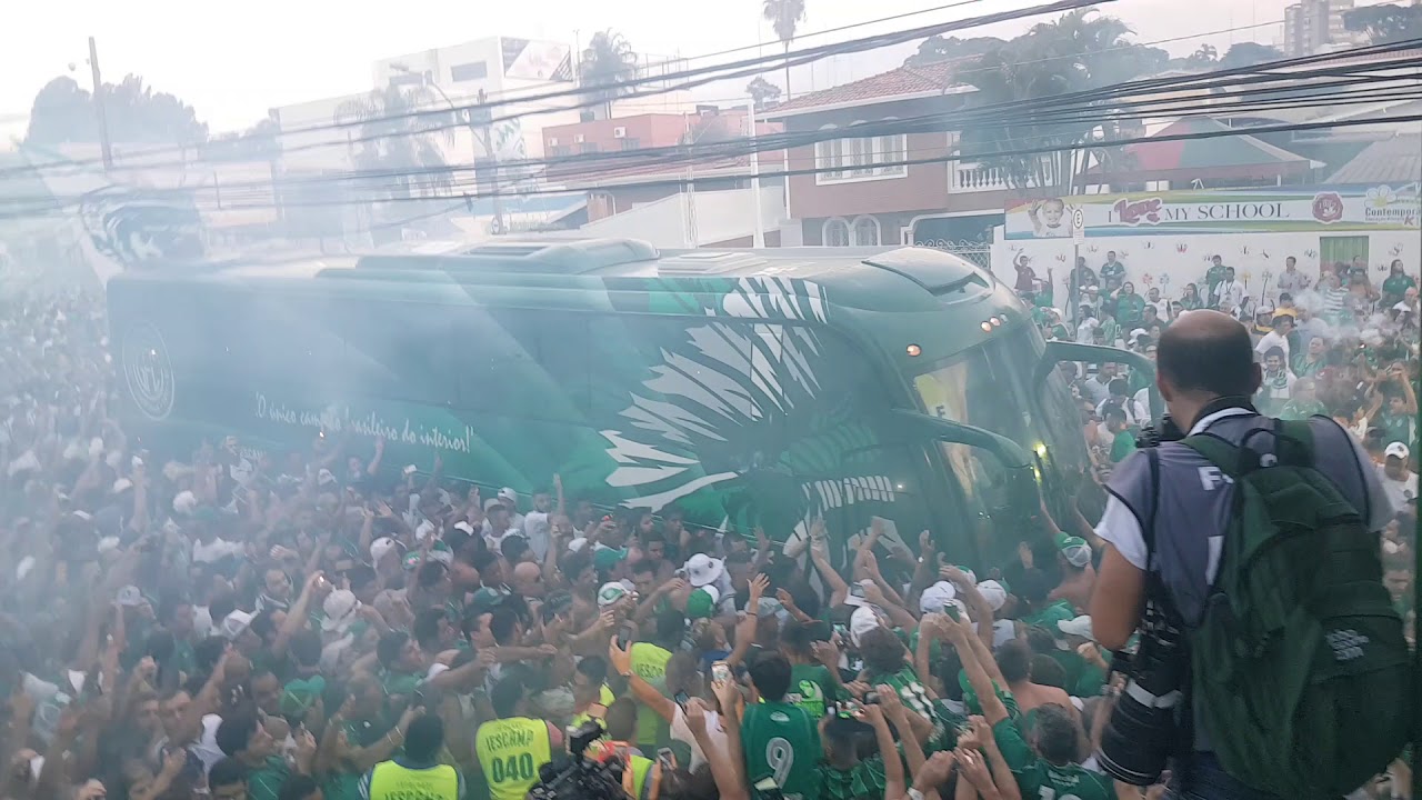 Chegada do ônibus do Guarani no Derbi