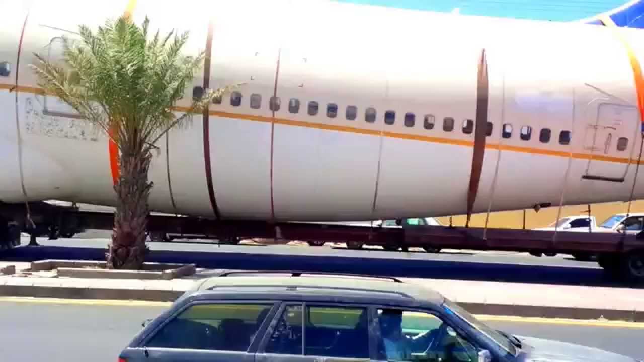 طياره الجامبو747 في شوارع محافظه خميس مشيط وتسبب ازدحام