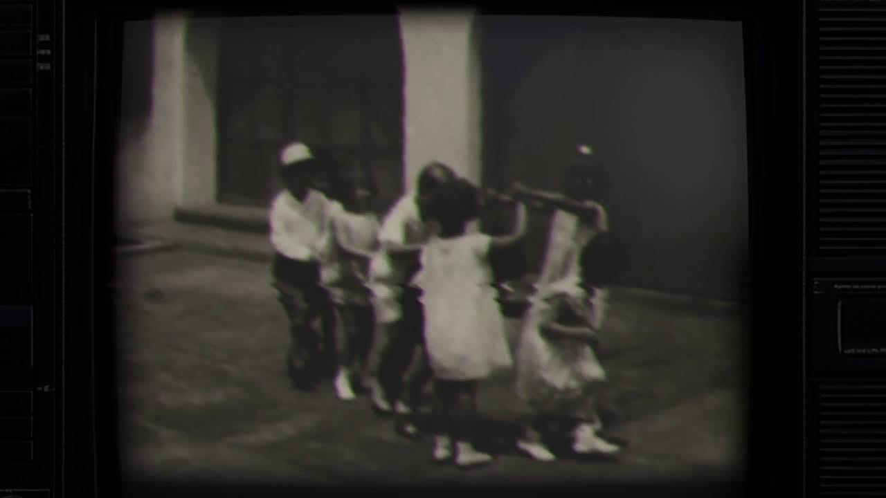 Irresponsible lipreading 28-146483812