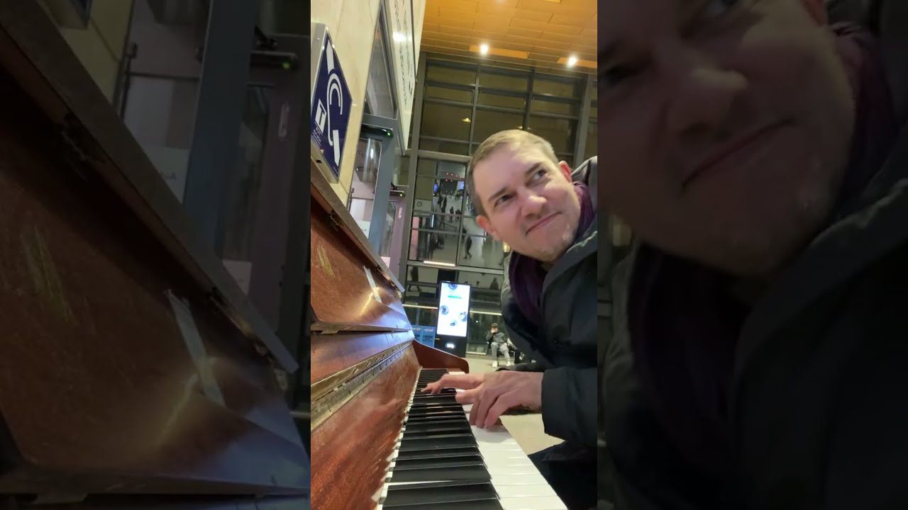 Hear fingers freezing before your very ears 🎹 Excellent street piano in Glasgow Scotland