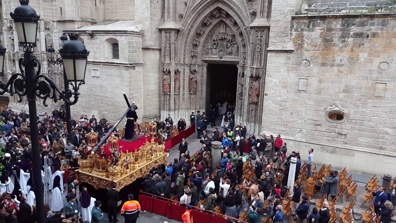 Madrugá Sevilla, Cristo de los Gitanos entrando en la Catedral 2017