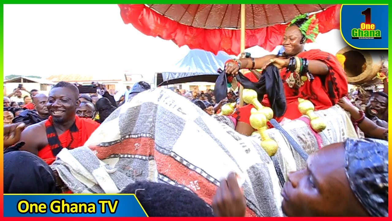 Cultural Display as BILL ASAMOAH's brother ste&alpha;ls the show at their mother's funԑral