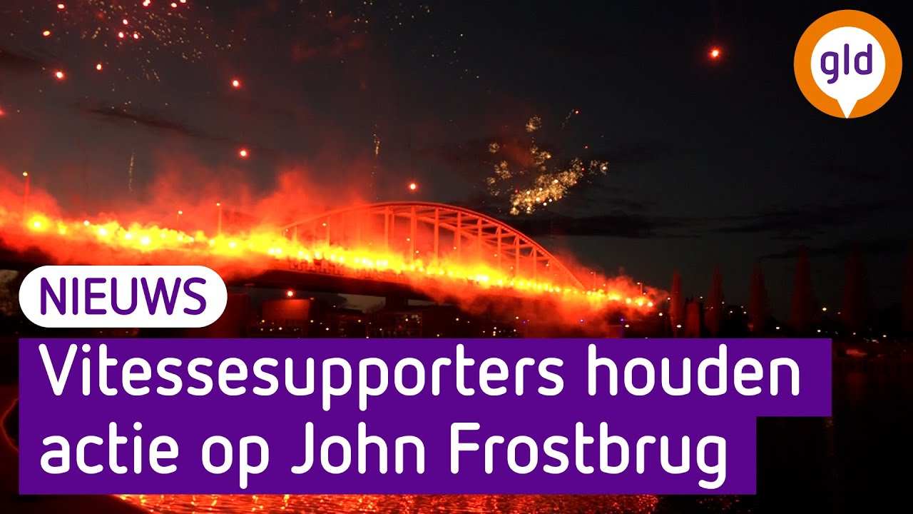 Vitesse-actie met vuurwerk en spandoek op John Frostbrug