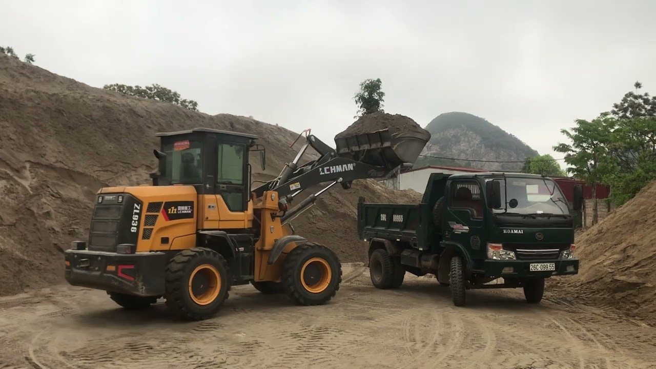 Máy xúc lật Lehman ZL936 xúc cát tại bãi VLXD ở Mộc Châu, Sơn La