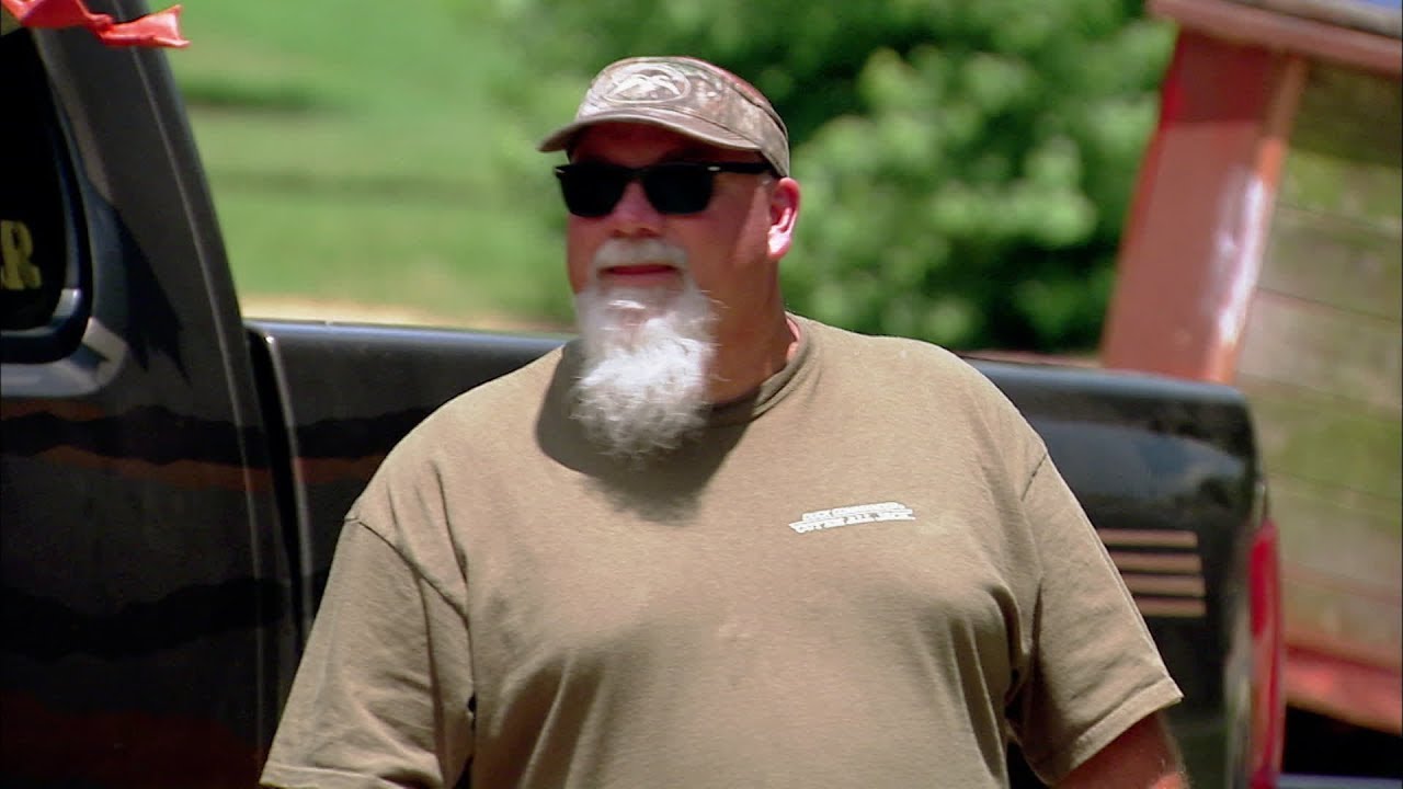 Godwin's LAVISH New Hot Tub (Season 4) | Duck Dynasty