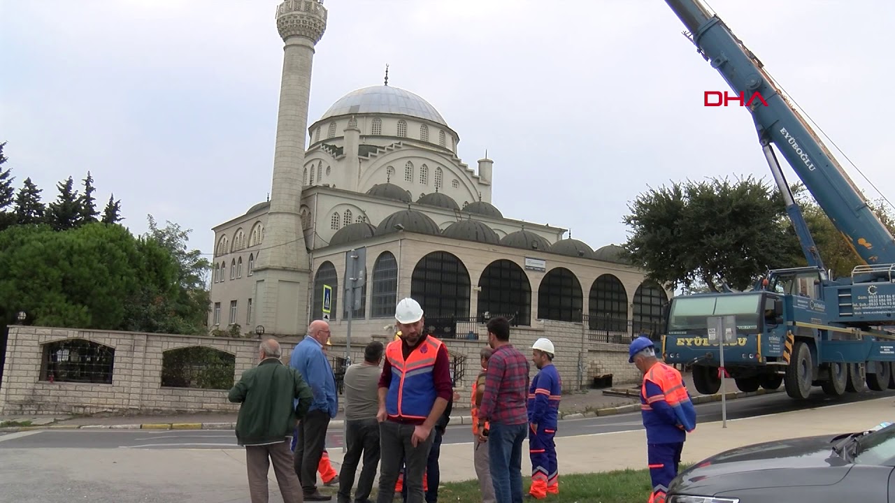 Depremde minaresinin bir kısmı yıkılan caminin diğer minaresi de sökülüyor