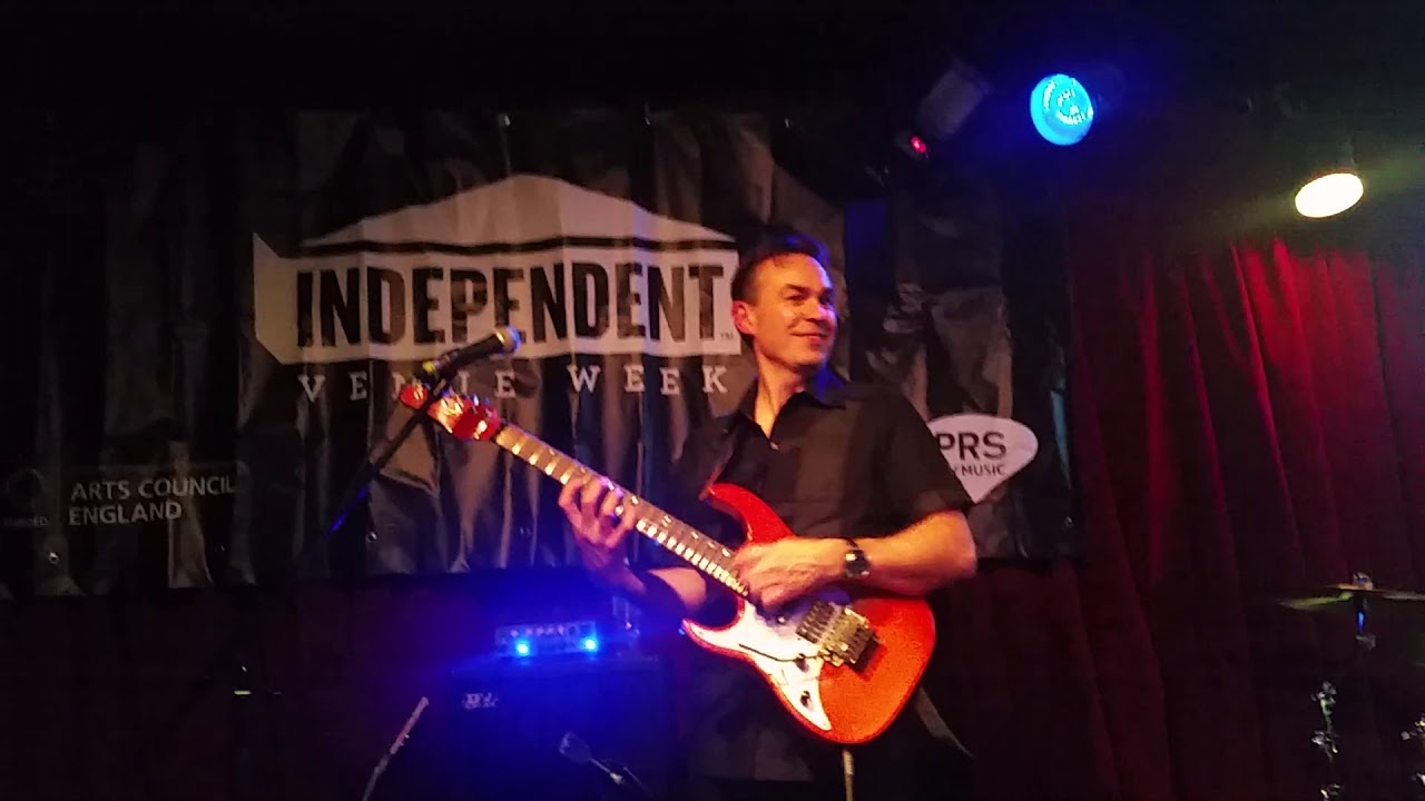 Katrina and the waves - walking on sunshine @ the Half Moon, Putney