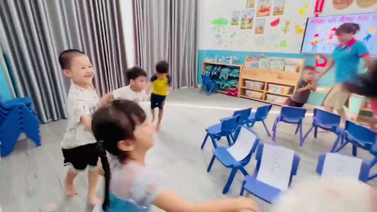🎶🌸 NHỊP CẦU ÂM NHẠC RỘN RÀNG MÙA XUÂN – BABY SHARK TANK CÙNG NHẢY MÚA 🌸🎶