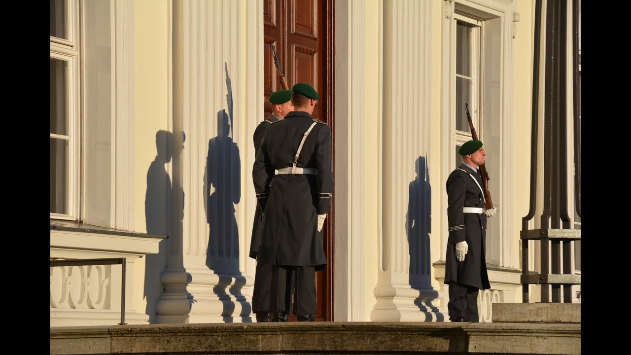 Ehrenposten Abl&ouml;sung Schloss Bellevue I