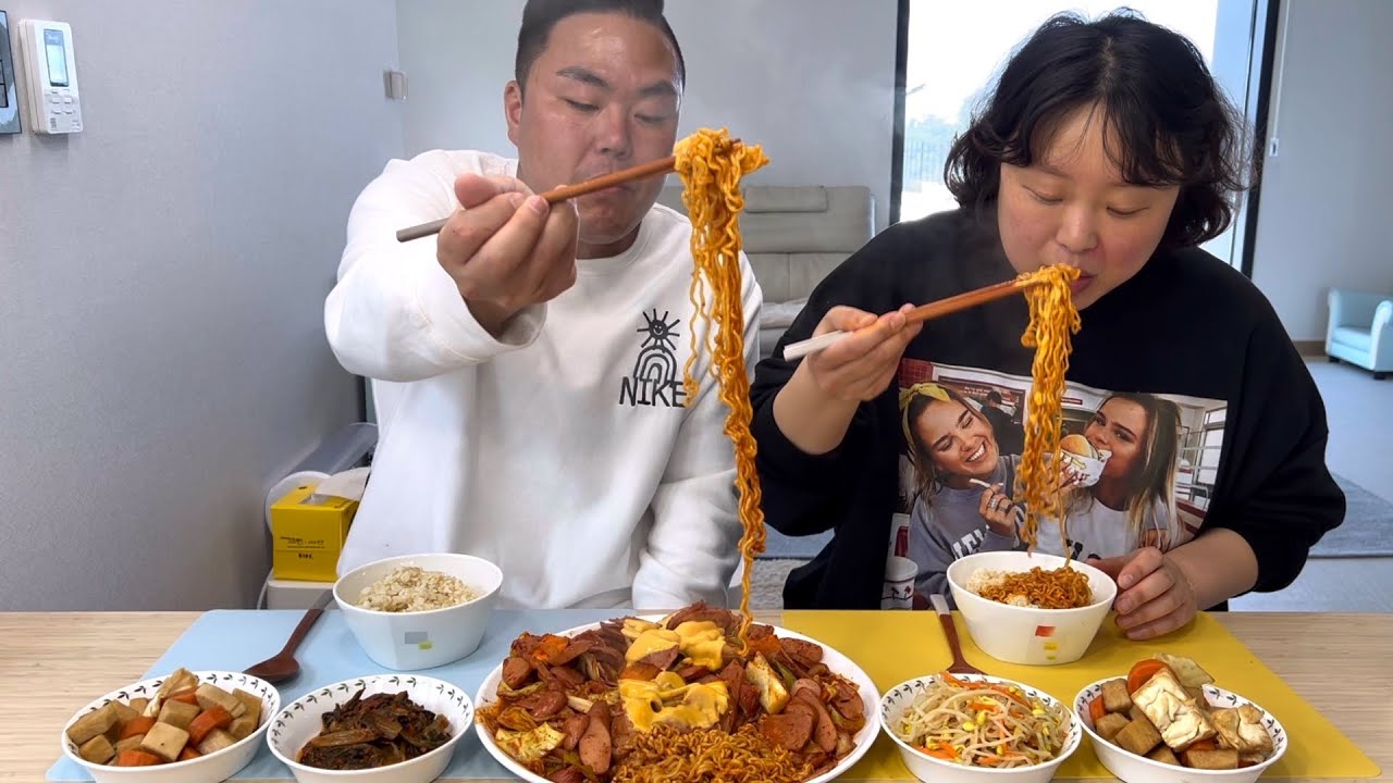 SUB) 열심히 일한 남편을 위해 만든 부대볶음!! | Home meal (Stir-fried Spicy Sausages) Mukbang