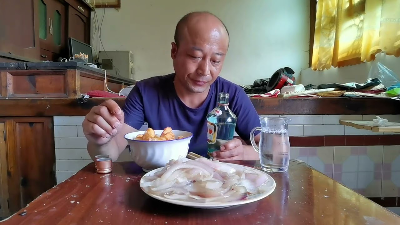 在美味中沉醉，炒洋葱下吃开水泡麻花，配白酒真过瘾 #乡村美食