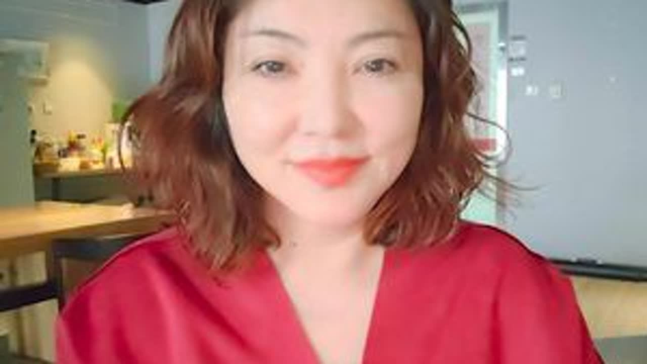 哈密的秋天很美丽，淖毛湖的胡杨林黄着，巴里坤的湖水蓝着，两边的树木还绿着#新疆