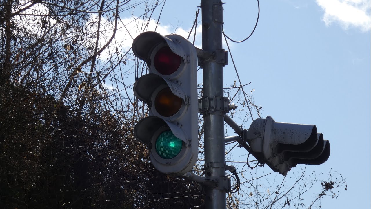 一機だけ残っていた電球式の補助信号機　歩灯も2機電球です