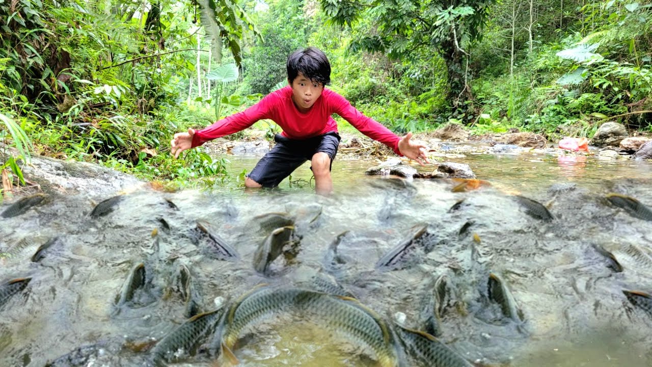 Full video of 120 days of wandering boy using fishing skills, like using crushed leaves to stun fish