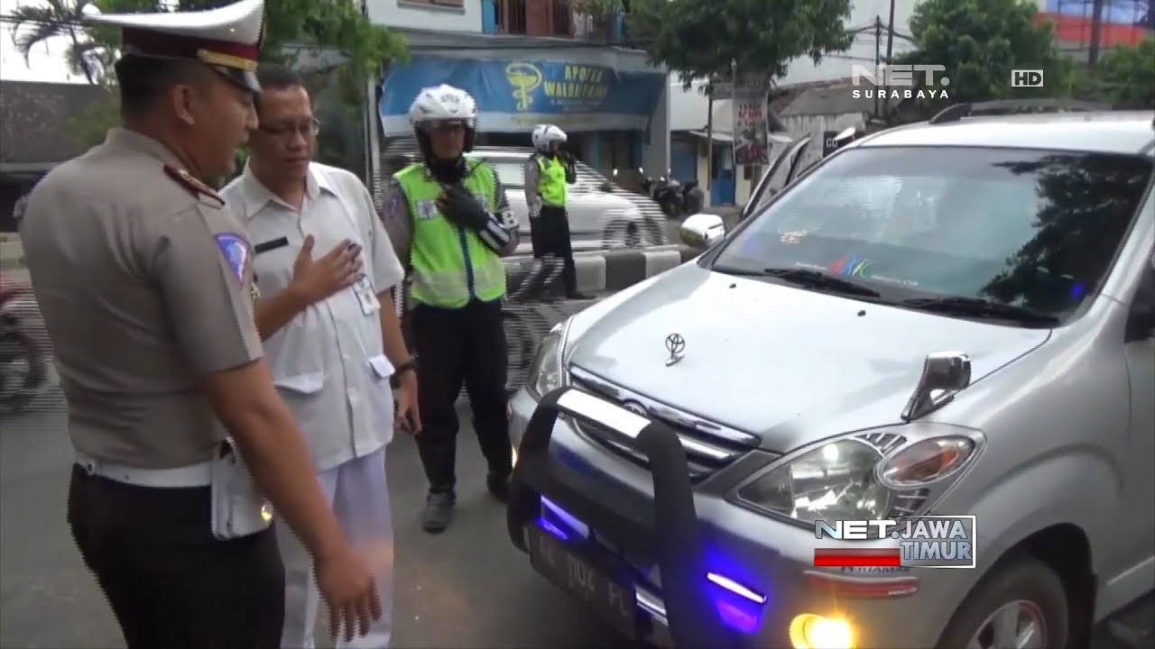 NET. JATIM - PETUGAS GELAR RAZIA LAMPU STROBO DAN SIRINE
