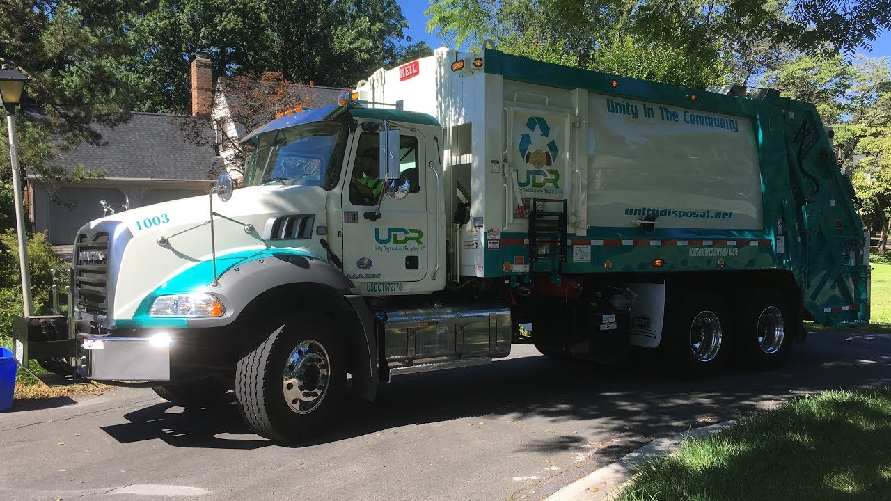 Mack Granite GU813 / Heil DuraPack 4060 Rear Loader Garbage Truck