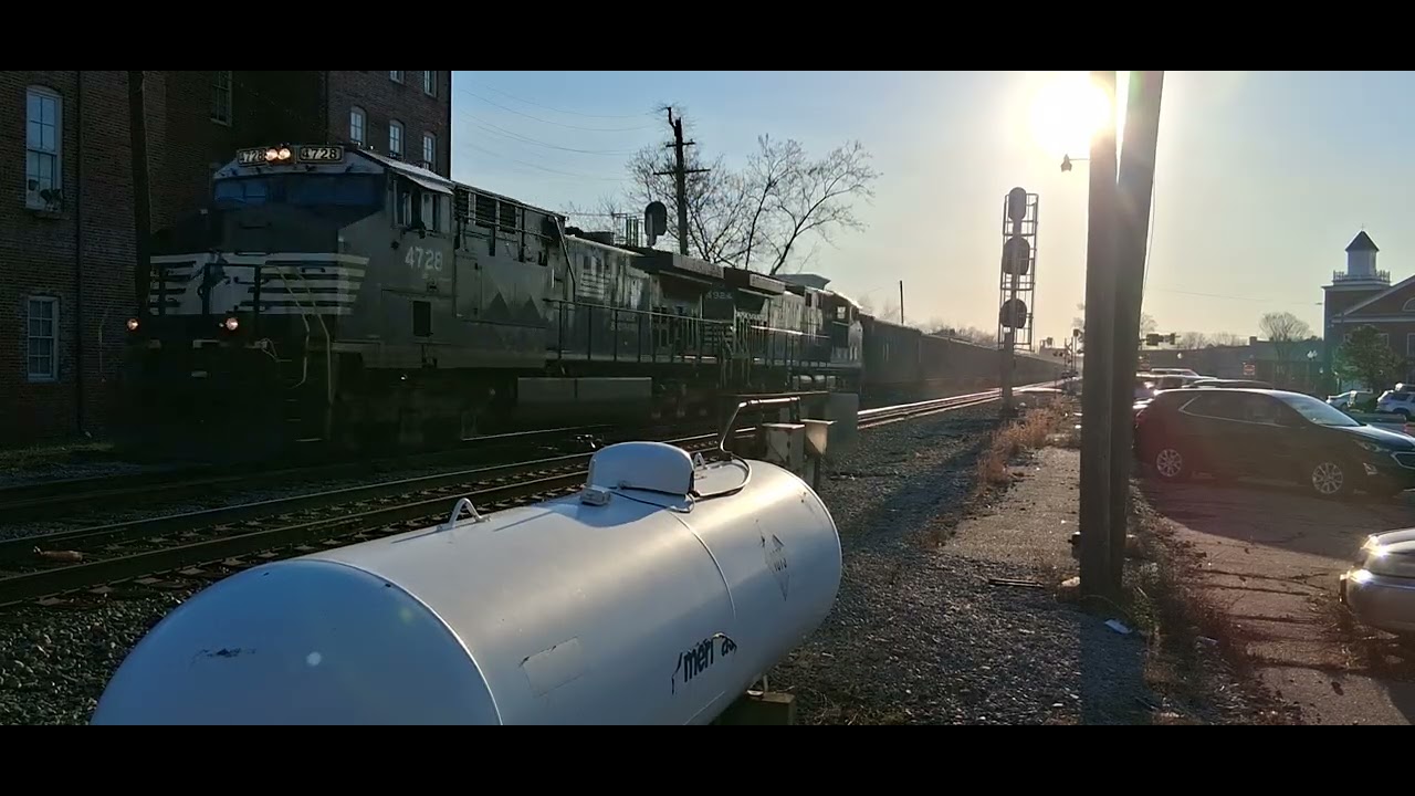 NS loaded coal train heads east to liberty street