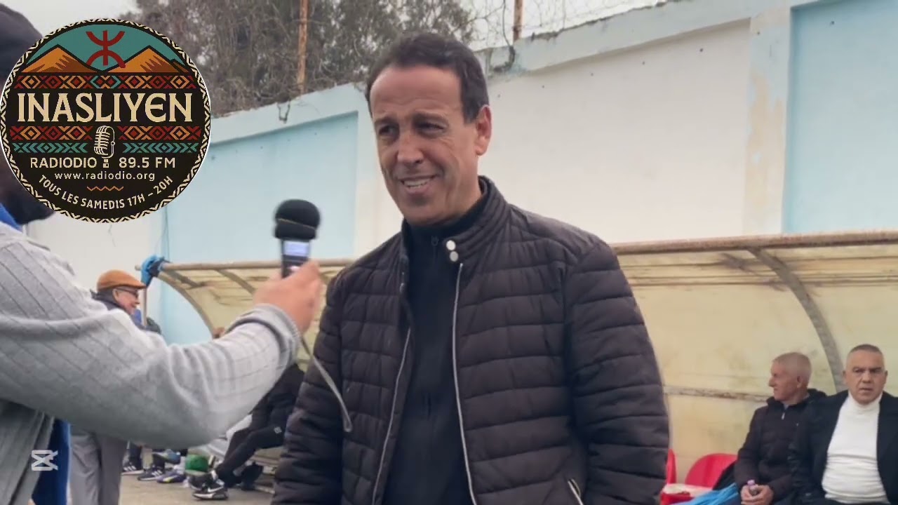 Azeddine ait djoudi au micro d’INASLIYEN lors de l’hommage à RACHID BARIS l’ex joueur de la #jsk 