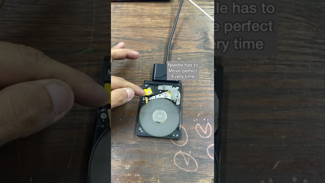 What&rsquo;s inside a traditional hard drive (HDD VS SSD)