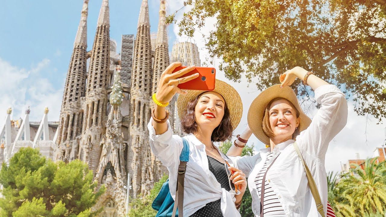 Discover Gaud&iacute;&rsquo;s Sagrada Familia on a Guided Tour in Barcelona, Spain