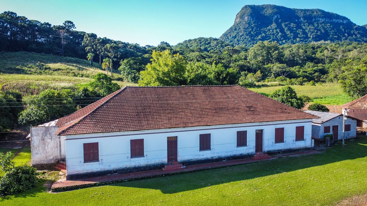 ELE COMPROU ESTE ENORME LUGAR E NÃO SABE O QUE FAZER COM ELE AINDA!